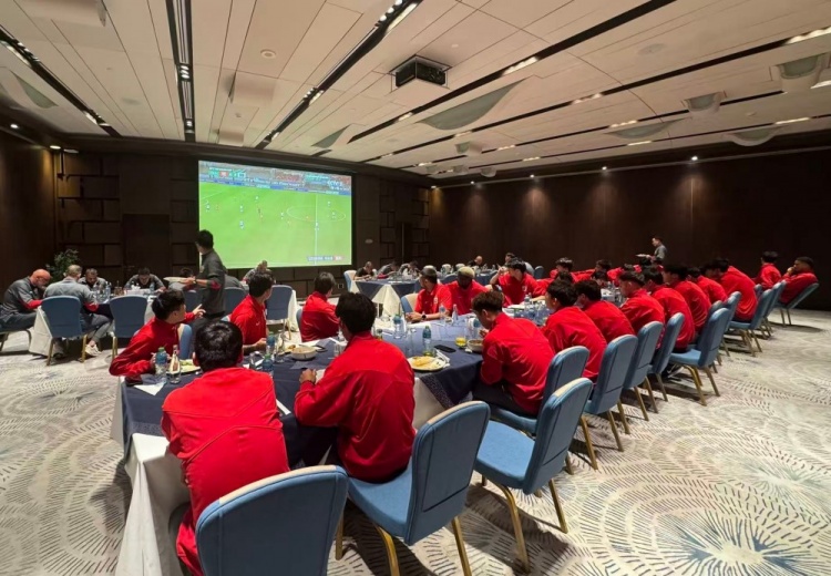 开云入口-海港全队集体观看U23亚洲杯半决赛，为吾米提江、蒯纪闻助威